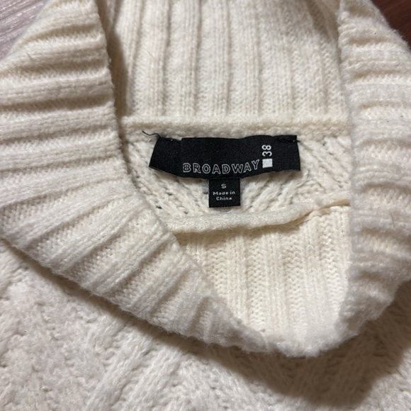 Elegant Cream Chevron Turtleneck Sweater - Picture 2 of 2